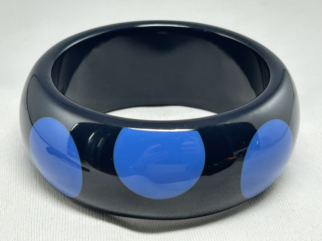 LG160 Marc Jacobs blue dots on navy lucite bangle